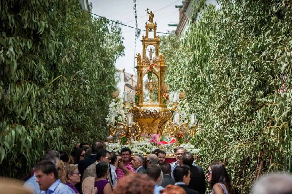 Las calles de Hinojos se convierte en un bosque efímero para recibir la Custodia.