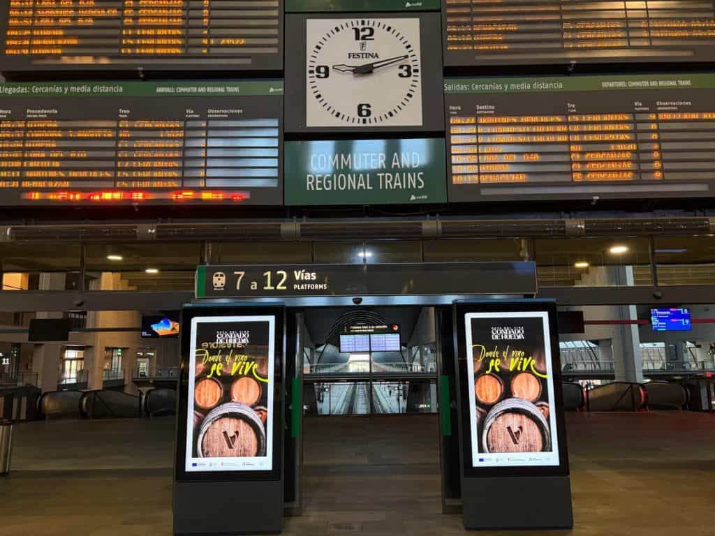 The Condado de Huelva Wine Route is stepping up its promotional efforts in Seville with an outdoor advertising campaign under the slogan “Where wine comes to life”